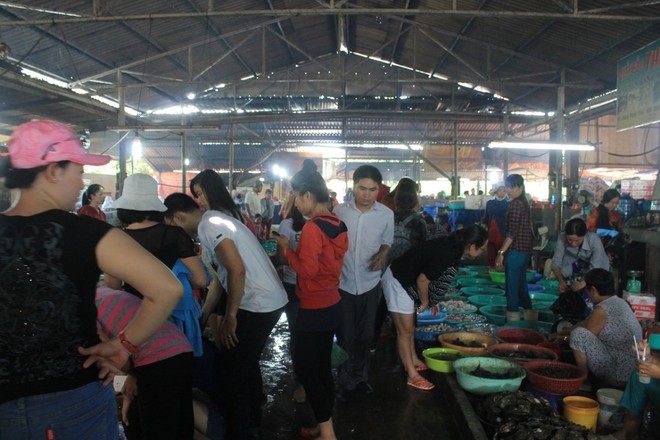 Khác với sự yên tĩnh ở các địa điểm tham quan, chợ Hàng Dương luôn thu hút sự quan tâm lớn của dân địa phương và du khách nhiều nơi, trong đó chủ yếu từ  Sài Gòn. Buổi sáng chợ diễn ra trong khung cảnh náo nhiệt và sôi động với tiếng rao giá, mặc cả của người bán, kẻ mua.